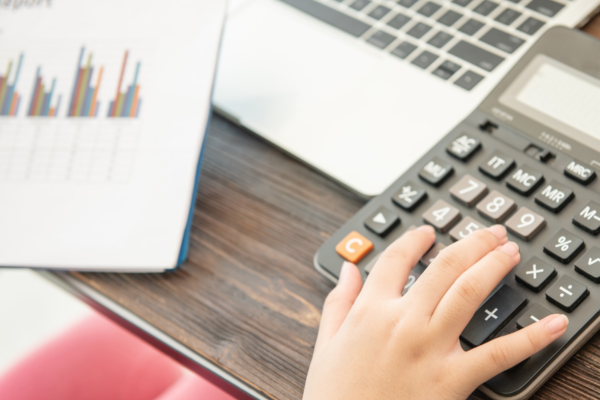 Calculating the tax financial data on the desk